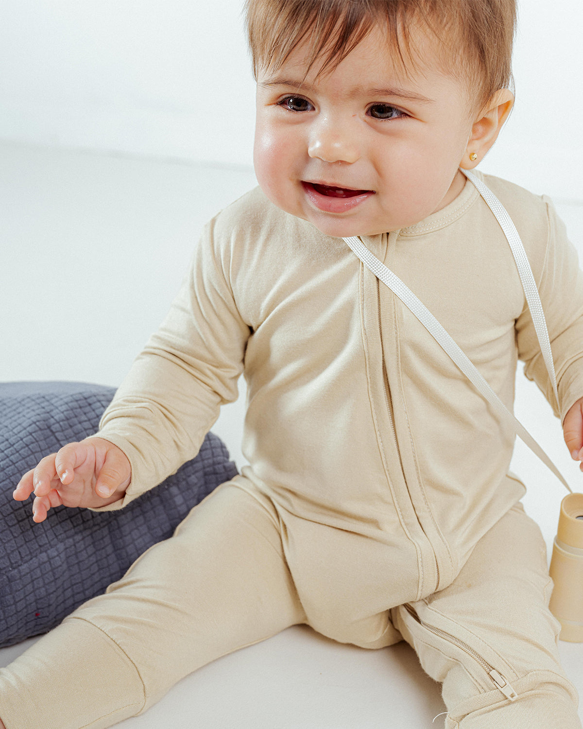Tot and Posh Beige / 0-3M Romper Liso Bambú ultra suave.