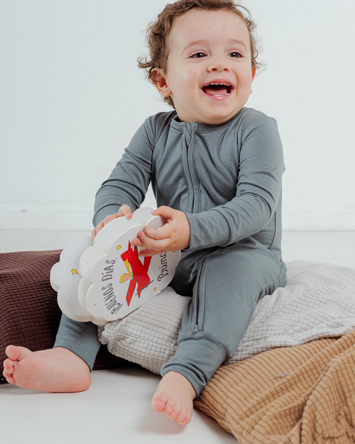 Tot and Posh Gris / 0-3M Romper Liso Bambú ultra suave.