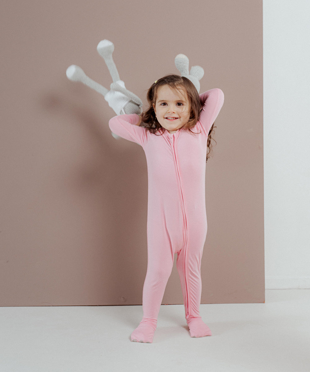 Tot and Posh Rosa Chicle / NB Romper Anti-Slip Bambú ultra suave.