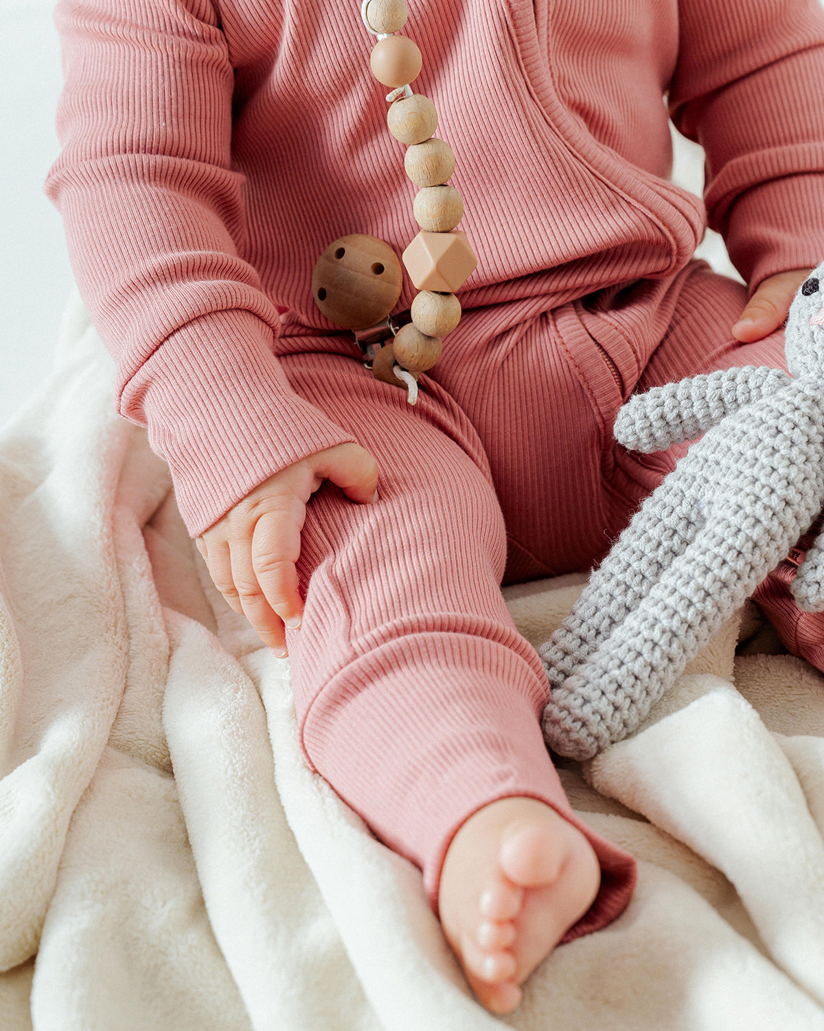 Ropa hipoalergénica para bebés: cuidando la piel sensible desde el primer día