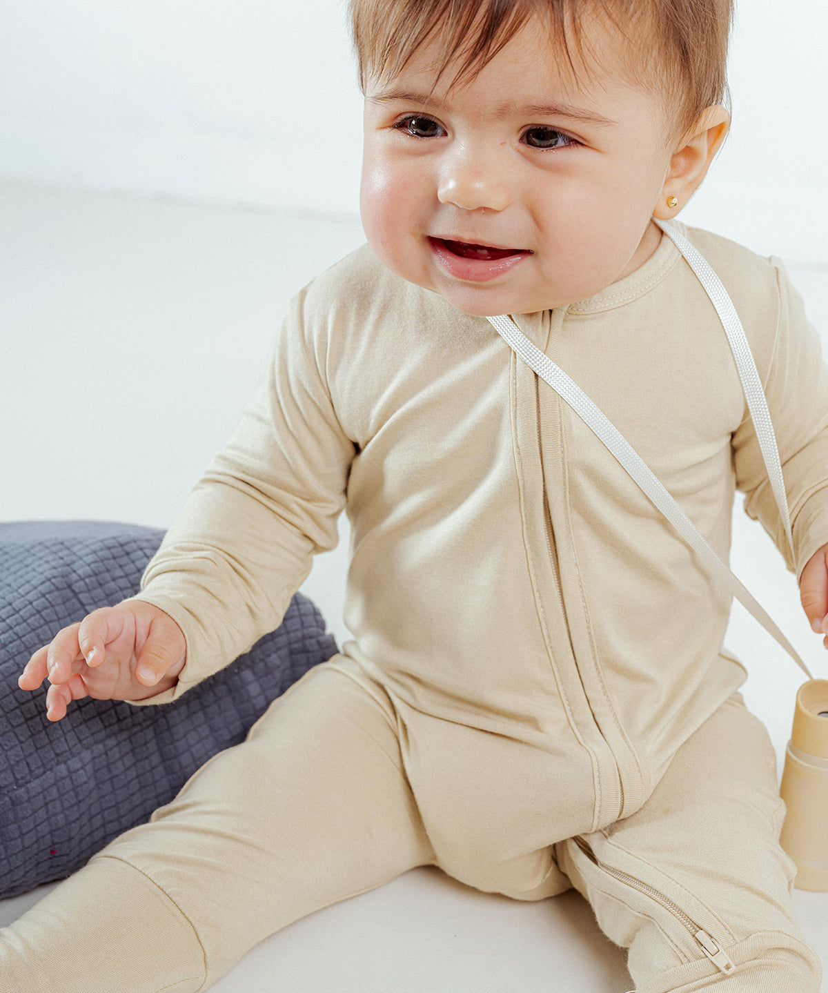 Tot and Posh Beige / 0-3M Romper Liso Bambú ultra suave.