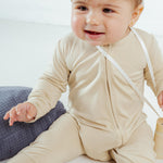 Tot and Posh Beige / 0-3M Romper Liso Bambú ultra suave.