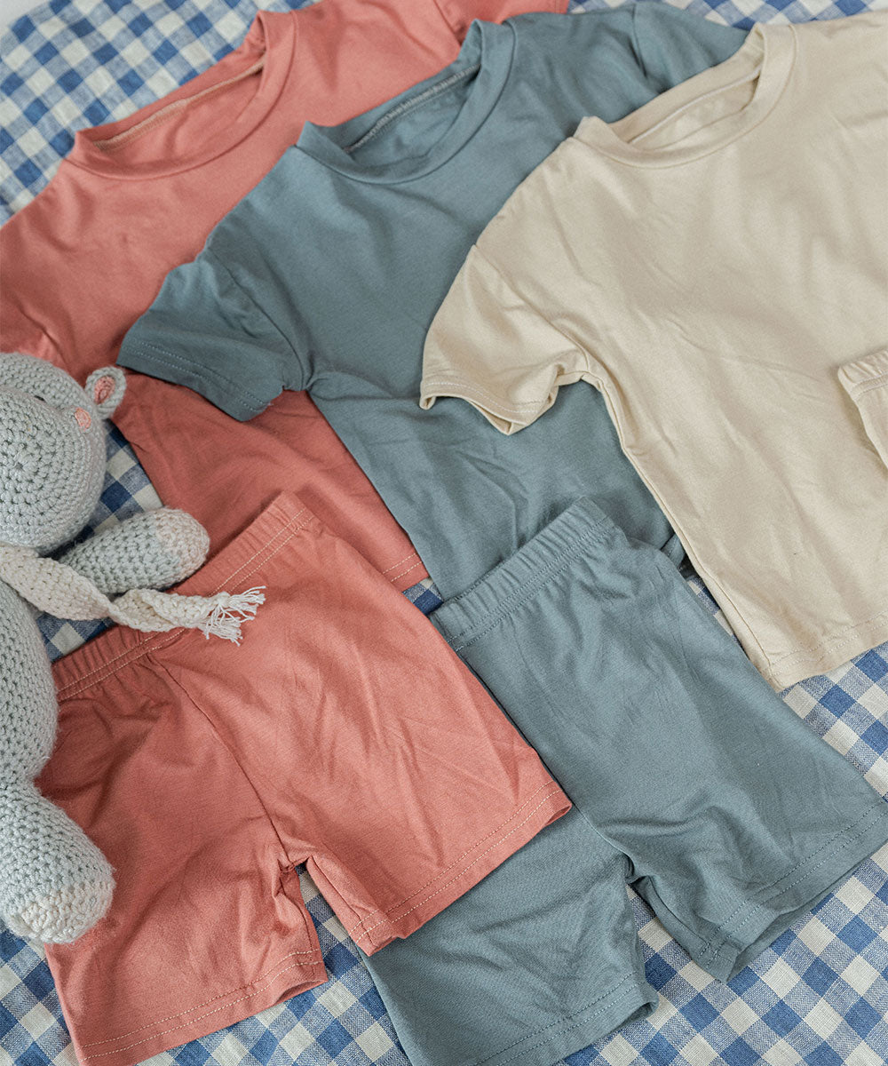 Tot and Posh Conjunto Liso Corto