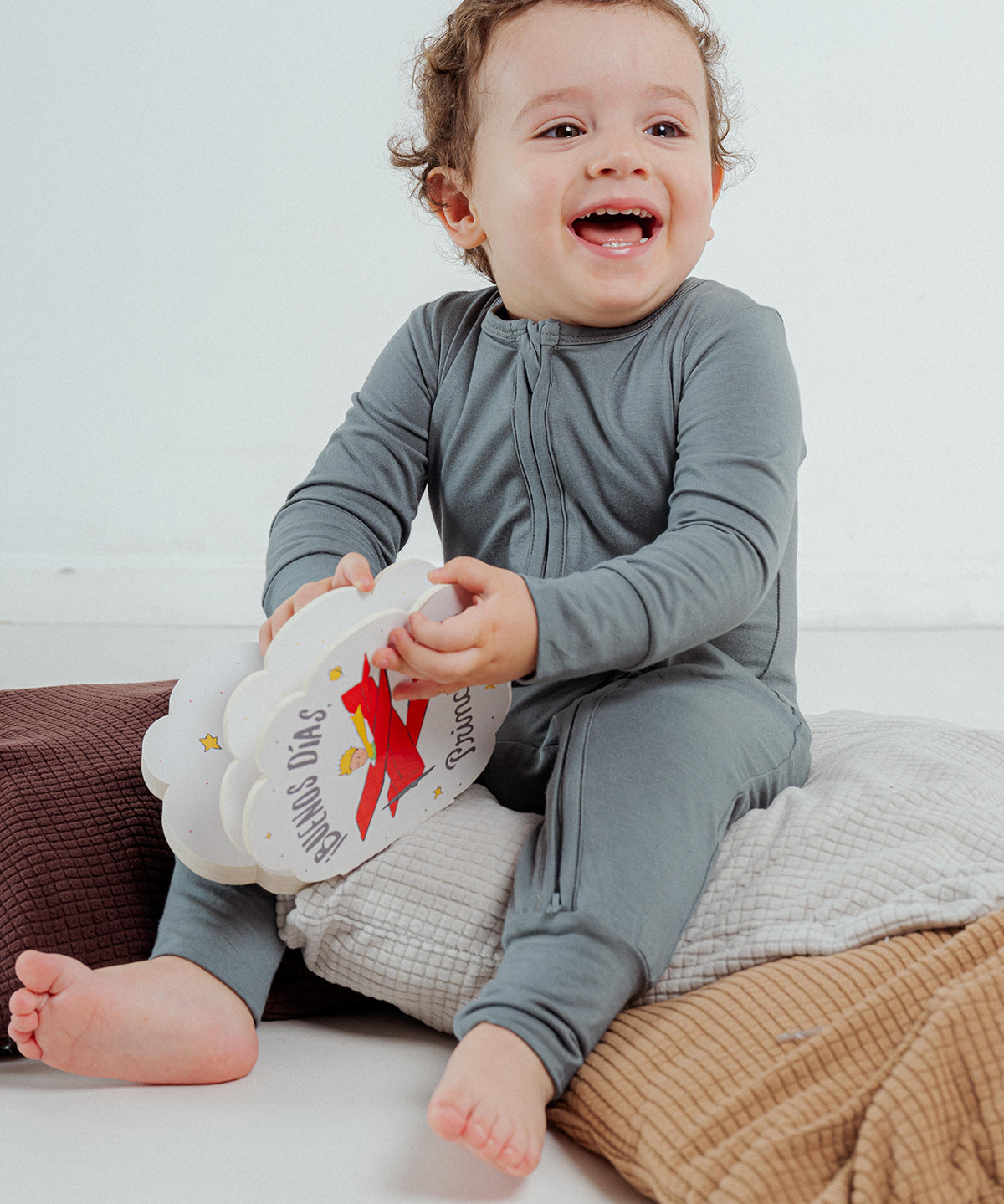 Tot and Posh Gris / 0-3M Romper Liso Bambú ultra suave.