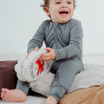 Tot and Posh Gris / 0-3M Romper Liso Bambú ultra suave.
