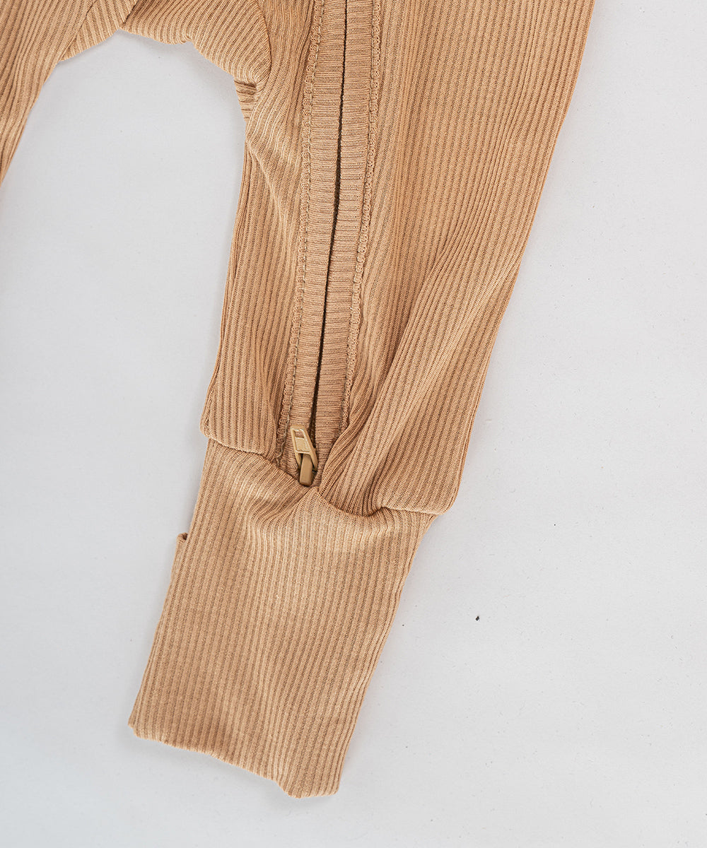 Tot and Posh Marrón / 6-9M Romper de Bambú Ribbed.