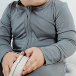 Tot and Posh Romper Liso Bambú ultra suave.